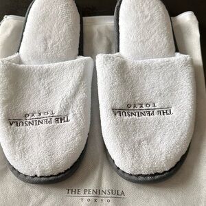 Unused BN “The Peninsula Tokyo Hotel”Slippers with Bathroom Essentials Kit